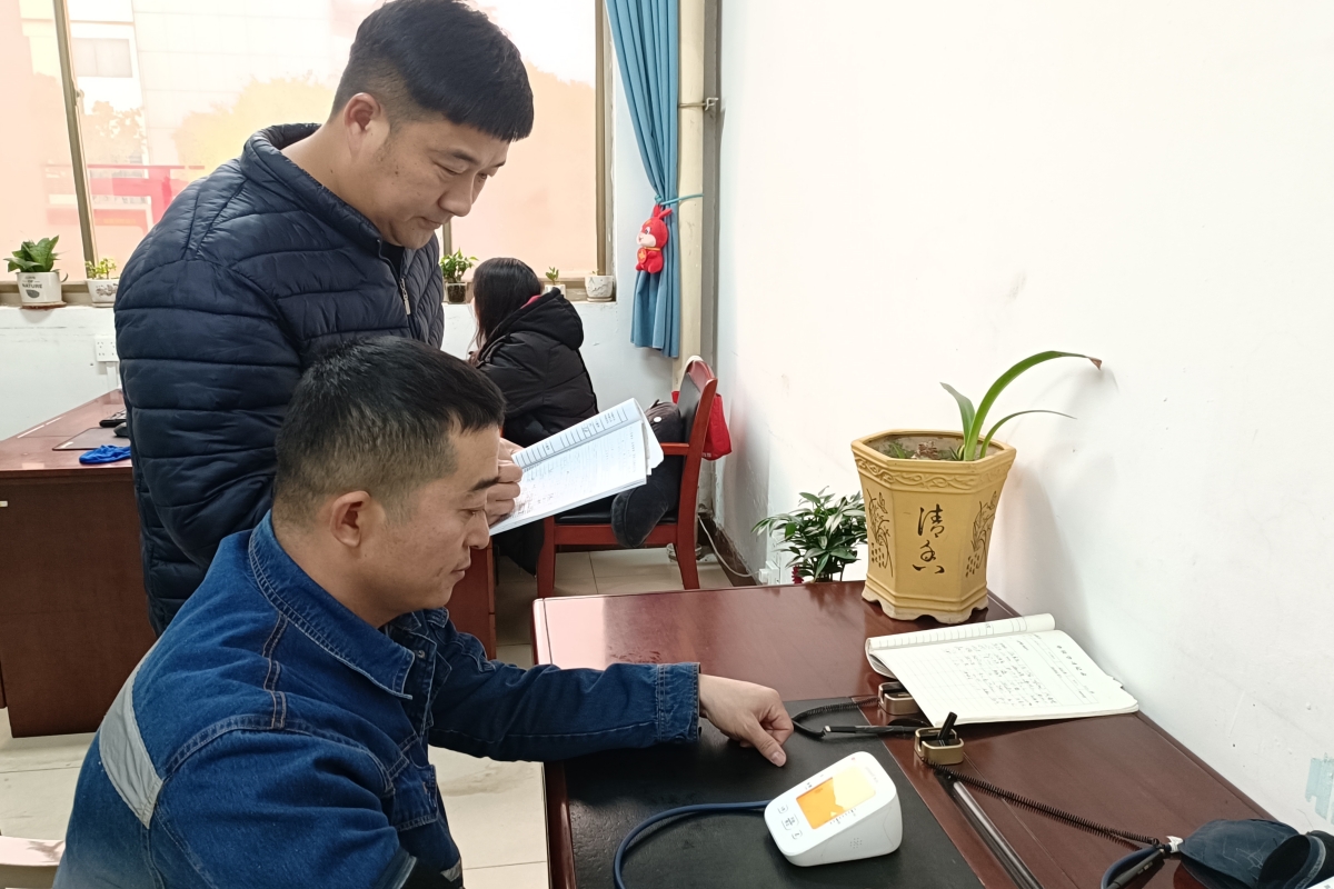 1766383906649220.jpg 机选工区岗前血压测量.jpg