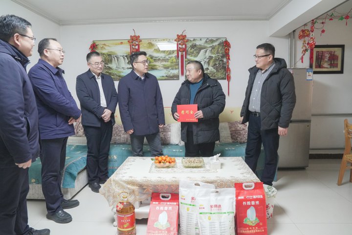 市国资委领导走访慰问英国威廉希尔唯一官网困难党员、老干部家属