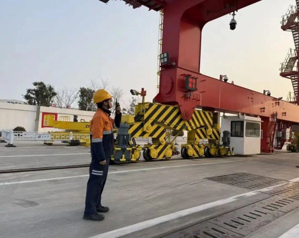 从地面指挥到高空掌舵，一名龙拱港实习生的“岸桥青春”